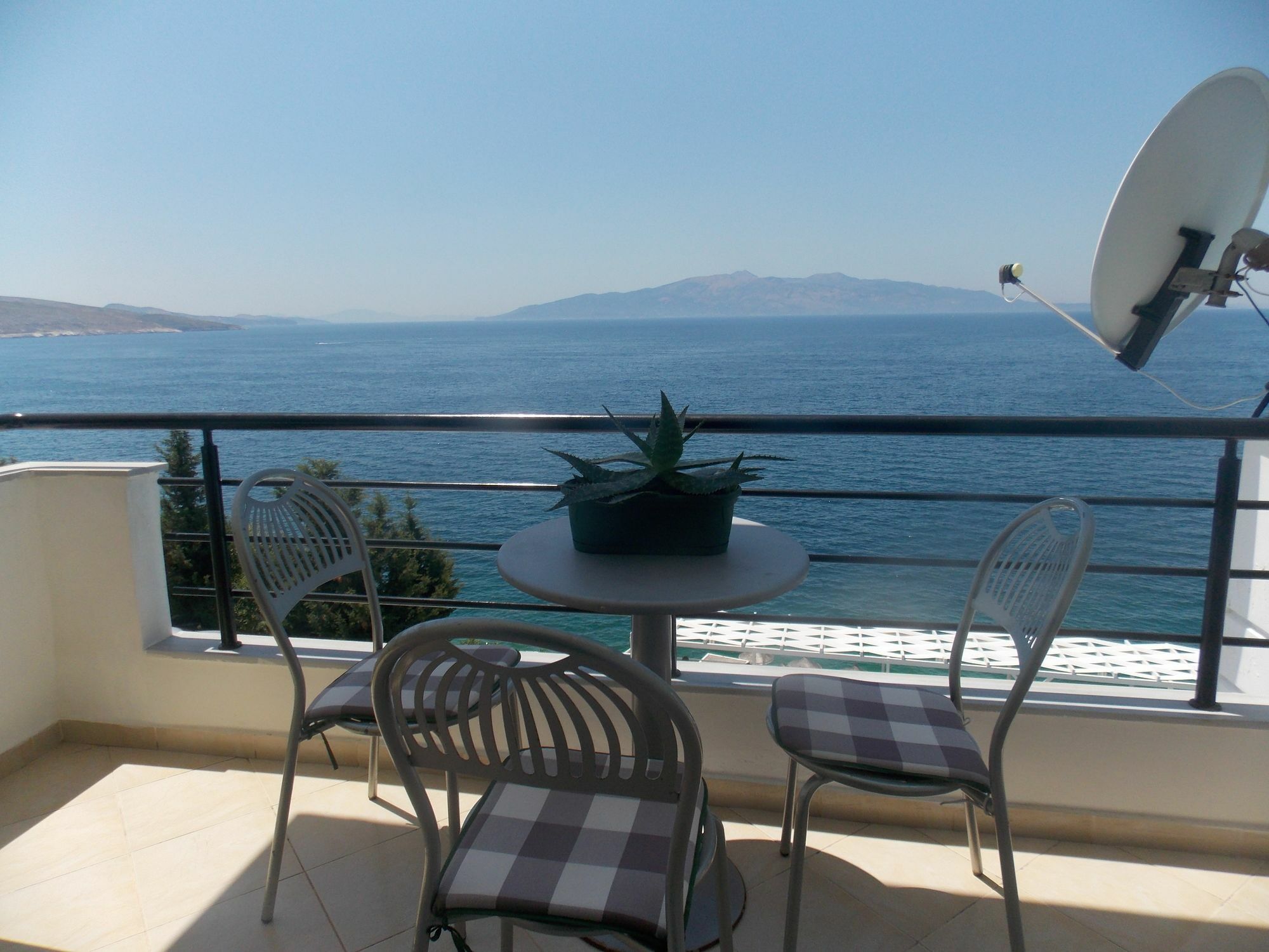 Berti Apartments Sarandë エクステリア 写真